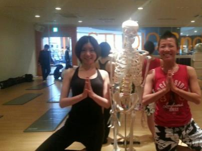 Gyne Yoga ガイコツくん