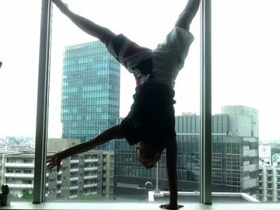 ワンハンドスタンド練習中