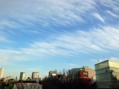 青い空に