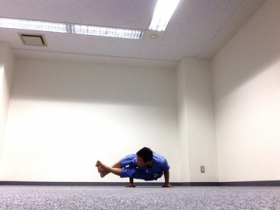 二本足で立つように